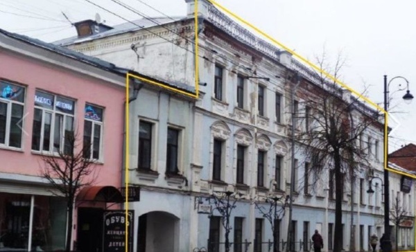 Государственная служба охраны объектов культурного наследия Ярославской области включила в Единый государственный реестр ОКН здание бывшей гостиницы "Столбы" в центре Рыбинска.

Построенное по образцовому проекту арх. К.И.Росси для рыбинского купца И.Д.Крашенинникова, здание изначально имело гостиничное предназначение и стало известно в городе под названием "Столбы". На первом этаже располагались торговые лавки и трактиры, что подчеркивало его роль в экономической жизни города. Архитектурный стиль гостиницы сочетает в себе элементы классицизма начала XIX века и эклектики конца XIX века. Гостиница "Столбы" связана с именами рыбинских купеческих семей и известными русскими писателями, бывавших здесь во время своих поездок в Рыбинск. После Октябрьской революции здание было национализировано и передано Рыбинскому коммунальному отделу, где на первом этаже размещались магазины, столовая и кооперативная артель "Новый путь". Позднее здесь работал ресторан "Утес". В настоящее время часть здания принадлежит музею "Литературный город".