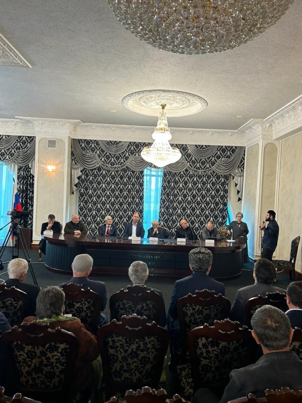 Сегодня сотрудники Джейрахско-Ассинского музея-заповедника принимали участие в заседании круглого стола «Особенности эволюции ингушской национальной общности в Турции», посвященного 100-летию ингушской государственности, где присутствовали представители ингушской диаспоры - мухаджиры, переселившиеся в Османскую Империю после окончания Кавказской войны в 1858-1865 гг., в результате достигнутого соглашения между Россией и Турцией.

Мухаджирство являлось следствием колониальной политики Российской империи на Северном Кавказе. Из тех, что покинули Россию, часть поселилась в Турции. Другая группа поселилась в районе Голанских высот (Сирия), третья переселилась в Иорданию, четвёртой довелось осесть в Ираке. Так на Ближнем Востоке и в Турции появились диаспоры северокавказских народов. Ингуши, эмигрировавшие Турцию в различные периоды и представляющие нынешнюю ингушскую диаспору, прошли длительный процесс интеграции в турецкое общество. Они являются полноправными гражданами и вовлечены в культурную и политическую жизнь Турецкого государства. Абсолютно все владеют турецким языком. При этом духовная и культурная связь с Ингушетией не потеряна, и присутствие их на этом мероприятии является прямым тому доказательством. 

На заседании выступила ведущий научный сотрудник отдела ингушской литературы ГБУ «ИнгНИИ», кандидат филологических наук — Ялхароева Марем Ахметовна, с докладом «Этнический менталитет ингушской диаспоры в Турции», а также были заслушаны выступления представителей ингушской диаспоры в Турции - Яшара Дураля/Цечоева, Мехмета Якана/Даурбекова, Бекира Оздемира/Гагиева, Сельмана Бештой/Ахриева, Мурата Ачара/Гапархоева и др.

Приехавшие, в основном, выступали на турецком языке и для общения с залом прибегали к услугам переводчика, тем удивительнее оказалось для присутствовавших выступление самого старшего представителя ингушской диаспоры 84-летнего Яшара Дураля-Цечоева, который в совершенстве владел ингушским языком.  

В завершении мероприятия приезжим были вручены памятные подарки представителями ассоциации «Истинг» и сделаны фото на память.