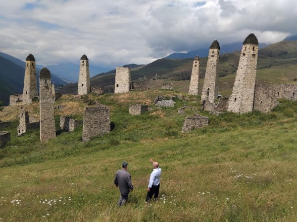 В рамках плана работы по визуальному осмотру технического состояния объектов культурного наследия,  была совершена инспекционная поездка к архитектурному комплексу «Эрзи».

Башенный комплекс Эрзи (Аьрзи) — один из крупнейших средневековых башенных поселков замкового типа, расположенный на оконечности горного кряжа, включающий полсотни небольших жилых башен, две полубоевые башни, 8 боевых башен и протяженную каменную оборонительную стену с широкими воротами позднего средневековья. Боевые башни 5 и 6-этажные. Также на территории комплекса видны останки каменных стен, некогда преграждающих путь недругам. Этажность башен начинается от четырех и заканчивается шестью уровнями. Эрзи в переводе с ингушского — «орел».

У подножия комплекса Эрзи находится купольный мавзолей Янд-Каш, то есть Яндова –могила. Здесь захоронен Янд строитель башен - известный каменный зодчий всех времён, живший в XVII веке. В мавзолее хранилась реликвия, давшая этому селу такое имя - бронзовый Орёл Сулеймана. Вернее, для ингушей он был просто Орлом, а имя мастера Сулеймана, равно как и дату изготовления, определили уже кавказоведы, обнаружившие, что птичка окольцована надписью на арабице. Вокруг фигуры орла началась дискуссия ученых, спорили относительно даты его изготовления, даты его появления в горах Ингушетии, его предназначения и т.д. Орёл был изготовлен в 796 году, скорее всего в Басре, и является древнейшим точно датированным предметом исламского искусства Ближнего Востока. Как попал он сюда - никто теперь не скажет: может, был захвачен горцами в каком-нибудь караване, а может был подарен персами в знак мира.

Для Ингушетии он стал одним из национальных символов. Долгие годы этот орел находился в Эрмитаже, ингуши долго требовали вернуть Орла домой, куда вывезли его ещё в 1931 году. В итоге в Петербурге была изготовлена копия, в 2013 году ее разместили в краеведческом музее им. Т. Мальсагова, в Назрани.

Комплекс Аьрзи исторически входит в Мецхальское общество.

В рамках выполнения государственного контракта по реставрации памятников, за 2012-2017 гг. на комплексе были проведены восстановительные работы, что позволило их сохранить для потомков и приспособить для музейного показа.  
