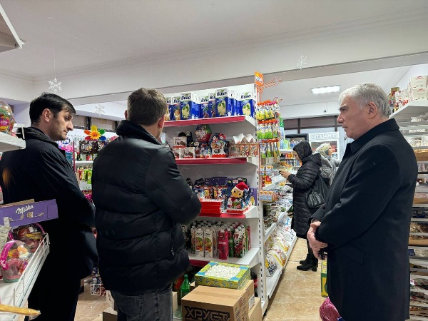 Партдесант «Единой России» в Магасе провел рейд по торговым точкам с целью контроля за соблюдением законодательства в сфере торговли. 

В мониторинге приняли участие: председатель Городского совета депутатов Хаваж-Багаудин Дарсигов, заместитель председателя Ислам Гандалоев, представители производственного отдела городской администрации, Роспотребнадзор РИ, а также налоговая инспекция.   

В ходе проверки были тщательно осмотрены магазины на наличие просроченной продукции, правильность стикеровки товаров, а также соблюдение запретов на продажу энергетических напитков и электронных сигарет несовершеннолетним.

Результаты проверки показали, что в некоторых торговых точках были выявлены нарушения, связанные с некорректностью стикеровки продукции. Кроме того, было зафиксировано отсутствие безналичной оплаты в ряде магазинов, что также является нарушением действующих стандартов.

Хаваж-Багаудин Дарсигов подчеркнул важность соблюдения норм и правил торговли, направленных на защиту интересов потребителей, особенно несовершеннолетних. 

В ближайшее время будут приняты меры для улучшения контроля за соблюдением всех стандартов в сфере торговли в городе Магас.