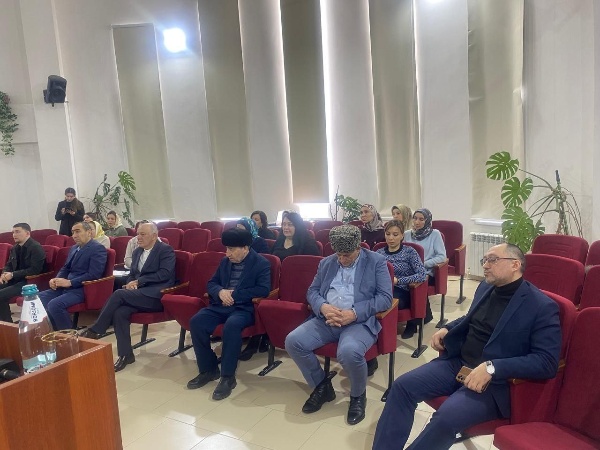 Сегодня, 20 января руководитель Комитета государственной охраны объектов культурного наследия Т.У. Кодзоев на заседании коллегии подвел итоги прошедшего года и определил задачи на 2026 год.

На мероприятии также присутствовали директор ИнгНИИ гуманитарных наук им. Ч.Ахриева Д.Э. Оздоев, руководитель Археологического центра им. Е.И. Крупнова М.Х. Мальсагов, и.о. директора Джейрахско-Ассинского музея-заповедника А.А. Сампиев, сотрудники подведомственных организаций.

Одним из важнейших направлений государственной политики республики Тимирлан Умарович обозначил сохранение и защита историко-культурного наследия Республики Ингушетии. 

Руководитель Комитета назвал цифры сколько всего выявленных  ОКН в республике, сколько из них состоят в Едином государственном реестре объектов культурного наследия  народов Российской Федерации и сколько из них федерального значения, регионального значения и местного (муниципального) значения.

"В 2025 году в Джейрахском районе велись работы по сохранению ОКН (ремонт, реставрация, консервация, противоаварийные работы), начатые в 2023 году благодаря договоренности Главы Республики Ингушетия М. М. Калиматова и основателя благотворительного фонда «Сафмар» известного мецената М. С. Гуцериева.

За указанный период проведены работы в отношении 12 архитектурных комплексов и отдельных памятников: «Вовнушки», «Нижний Пуй», «Кели», «Лялах», «Тумги», «Гарак», «Верхний Хайрах», «Эбан», «Фуртоуг», «Цори», «Тумги», «Дошхакле». Начаты работы по комплексному восстановлению ОКН федерального значения Храма «Тхаба-Ерды». Завершены работы по укреплению Храма с наружной и внутренней сторон, с целью обеспечения безопасности при проведении археологических и реставрационных работ. На архитектурном (замковом) комплексе «Вовнушки» также начаты восстановительные работы с проведением первоочередных работ по усилению скального основания. Из указанных архитектурных комплексов, восстановительные работы полностью завершены на 6-ти комплексах, которые в своем составе имеют 63 ОКН.

В рамках деятельности по государственному учету и постановке на охрану объектов культурного наследия, обладающих признаками объектов культурного наследия в Комитет государственной охраны объектов культурного наследия Республики Ингушетия поступило более около 900 заявлений о включении тех или иных ОКН в реестр, входящих в состав 36 архитектурных комплексов».