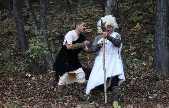 5 и 6 мая актеры Русского музыкально-драматического театра Ингушетии представят спектакли «Две стрелы» и «Волчица». Спектакль покажут под открытым небом.

Особенность спектакля «Две стрелы» в том, что это постановка относится к театральному направлению site specific: все действие вписано в пространство леса, а в качестве декораций используются природные пейзажи.