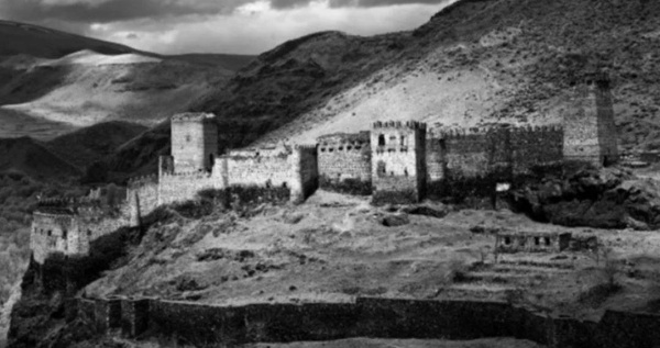 При поддержке гранта Русского географического общества в свет вышла монография "Владикавказ - судьба крепости", написанная заведующей кафедрой физической и социально-экономической географии СОГУ Делярой Тебиевой и доцентом кафедры экологии и природопользования Любовью Кебаловой.

Авторы детально исследовали зарождение и развитие крепости, которая изначально задумывалась как форпост обороны Кавказа. Именно отсюда начиналось строительство знаменитой Военно-грузинской дороги - стратегической артерии, сыгравшей важнейшую роль в освоении региона и укреплении позиций России на юге страны. Читатели смогут узнать о визитах в крепость таких личностей, как император Николай I, Александр Пушкин и иранский принц Хозрев-Мирза.