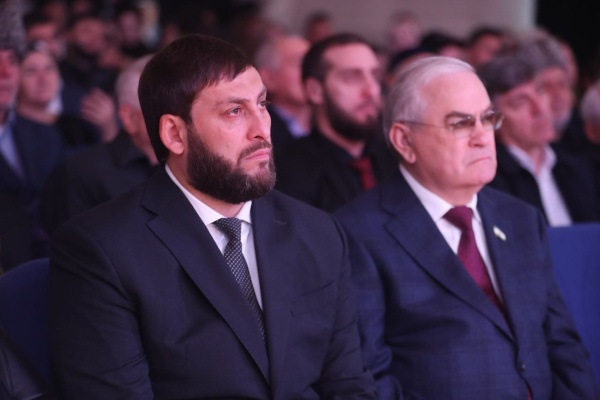 «Золотая осень»: в Сунже чествовали работников агропромышленного комплекса.

В Сунже состоялось ежегодное республиканское мероприятие «Золотая осень», приуроченное ко Дню работников сельского хозяйства и перерабатывающей промышленности.

В рамках мероприятия Глава республики Махмуд-Али Калиматов вручил награды и грамоты лучшим работникам АПК, ветеранам отрасли, а также победителям конкурсов «Лучшее личное подсобное хозяйство» и «Фестиваль цветов»

Для гостей выступили артисты Государственной филармонии им. А. Хамхоева, а также порадовали своими номерами школьники и местные ремесленники.