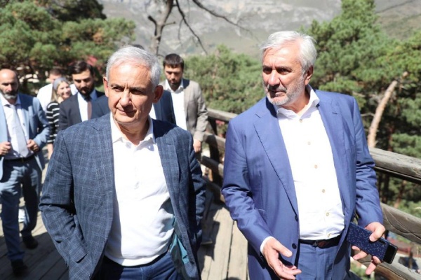 Заместитель Министра экономического развития РФ Сергей Назаров посетил курорт «Армхи» в рамках рабочего визита в Ингушетию. «Армхи» входит в прорывные проекты республики, в него планируется вложить около 13 млрд рублей.

По проекту предполагается создание горнолыжных трасс, многофункционального центра, инвестором будут созданы бальнеологический комплекс на 60 номеров, гостиничный комплекс на 340 номеров, панорамные виллы на 52 места размещения и т.д.