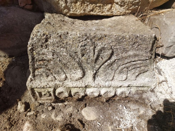 В марте возобновляются археологические работы на объекте культурного наследия федерального значения "Храм Тхаба-Ерды" в горной Ингушетии. 

Одно из значимых открытий при археологических работах, проведенных в 2024 году, - стало обнаружение на глубине 1,5 метра серебряного зузуна (аналог персидской драхмы), датированного VI веком, что только подтвердило версию о том, что люди осваивали эту территорию уже и в то далекое время. 

Археологические работы 2025 года также выявили множество интересных сведений о храме - под землей обнаружены конструкции первоначального строения, выявлено практически отсутствие основания под южной стеной храма. 

Надеемся, что профессиональные археологические изыскания 2026 года силами ингушских и московских археологов, преподнесут также множество открытий и откроют новые артефакты истории уникального храма.

Фото "АСМ Групп" - расчищенная каменная деталь "Храма Тхаба-Ерды", находившаяся до осени прошлого года своей основной нижней частью под землей.