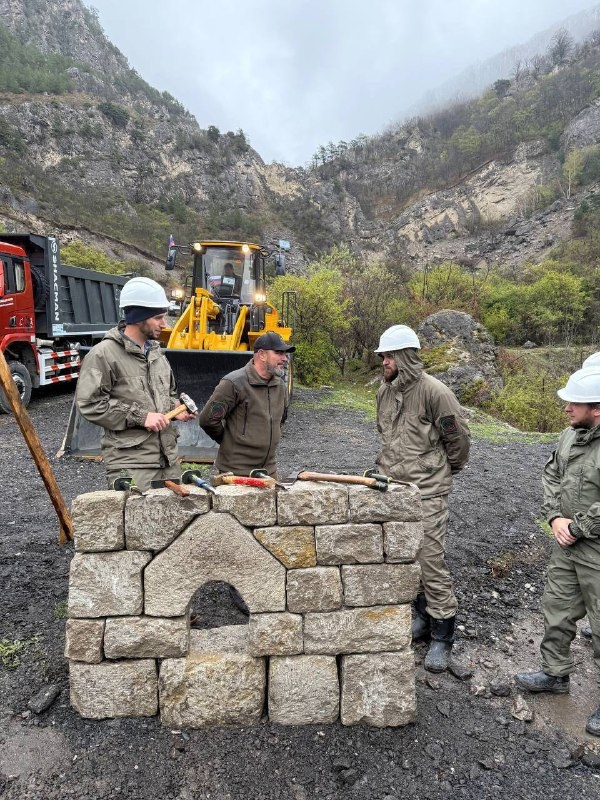 В Джейрахе состоялось открытие нового карьера «Фуртогский-2». Этот проект, охватывающий территорию в 9 гектаров и обладающий запасами в 1,8 миллиона кубических метров, станет важным шагом в развитии промышленного потенциала региона.

Благодаря поддержке мецената Михаила Гуцериева, удалось не только создать новые рабочие места, но и подготовить всю необходимую технику для эффективной работы. 

Карьер «Фуртогский-2» станет символом прогресса и развития, демонстрируя, что совместные усилия и поддержка могут привести к значительным достижениям.
