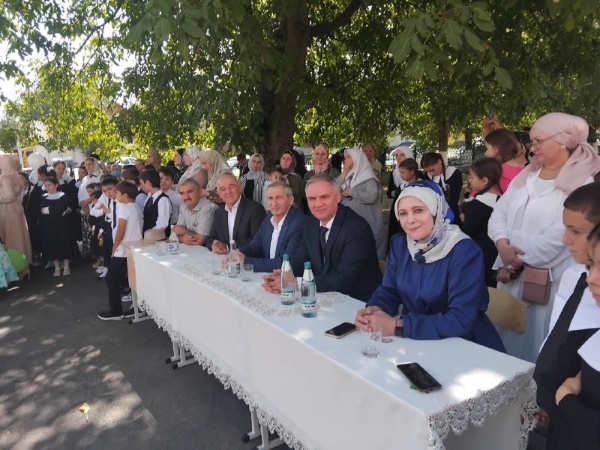 Acting Director of the Dzheyrah-Assinsky Museum-Reserve Sampiev A. A. and Deputy Director Malsagov I. H. attended a festive event in GBOU "SOSH 8 Nazran, dedicated to the Day of Knowledge!

In his parting speech, Sampiev A.A. congratulated the students and the entire teaching staff on the beginning of the academic year!
I wish them that the New academic year will bring them a lot of new knowledge, interesting discoveries and great achievements! So that children learn only perfectly and always be the pride of their parents!

The staff of the museum-reserve, in turn, joins all the congratulations addressed to them and also wish all schoolchildren to study, study and study again, and use the acquired knowledge effectively in life!!!