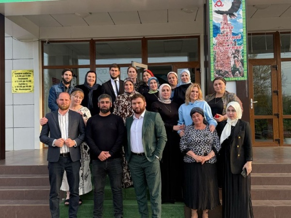 В Сунженском районном Доме культуры состоялся ежегодный фольклорный фестиваль "Тушоли".

В рамках конкурсной программы "Малха-Аза" свои таланты продемонстрировали ученицы образовательных школ Сунженского района.

Мероприятие посетили почетные гости, среди которых были Советник уполномоченного при Президенте РФ по правам ребенка Кристина Владимировна, Уполномоченная по правам ребенка в Республике Ингушетия Зарема Чахкиева, представители различных городов и районов Ингушетии, а также главный специалист РДНТ Асет Абдурзакова.

Праздничную атмосферу мероприятия поддержали выступления хореографического коллектива "Эзди", а также сольные номера Заслуженных работников культуры РИ. По завершении конкурсной программы победительницам были вручены ценные памятные подарки.