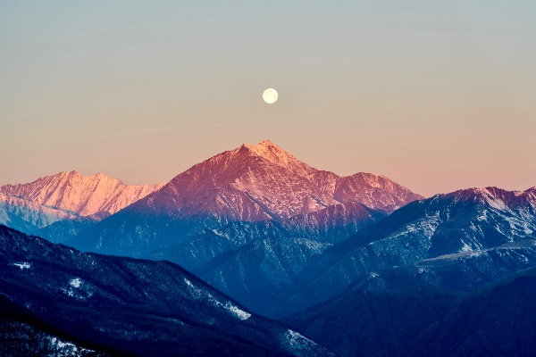 Кавказ.РФ представит на КИФ планы по дальнейшему развитию туристических ОЭЗ на Кавказе.

Механизм создания особых экономических зон (ОЭЗ) входит в число самых эффективных мер государственной поддержки бизнеса. Институт развития Кавказ.РФ управляет курортами в ОЭЗ на разной стадии готовности – от легендарного «Эльбруса» с турпотоком около 800 тысяч человек в год до Каспийского прибрежного кластера, где только началось создание инфраструктуры.

Вопросы сборки таких проектов – от поиска инвесторов до оформления соглашений и выполнения обязательств рассмотрят участники деловых сессий Кавказ.РФ по ключевым направлениям работы компании. Сессия по донастройке режима ОЭЗ пройдет в сотрудничестве с профильным департаментом Минэкономразвития РФ. Итоги работы будут отражены на выставке, в частности, стенд Кавказ.РФ будет посвящен первому полноценному сезону нового горнолыжного курорта «Мамисон» в Северной Осетии.

Отдельным треком эксперты рассмотрят вопросы импортозамещения и строительства в горных районах. Сессия «Горнолыжный суверенитет страны: миссия выполнима» соберет производственных лидеров, таких как «Руслет» и группа «Синара». К слову, на экспозиции Кавказ.РФ будут выставлены важные стратегические изделия «Руслета» - полностью отечественные отцепляемый зажим канатных дорог и шкаф управления и автоматики.

Особое внимание в деловой программе будет уделяться подготовке кадров. Сессия по этому направлению называется «Кадровый потенциал туризма Северного Кавказа: как обеспечить новые курорты людьми». Ее Кавказ.РФ готовит вместе с Ассоциацией развития кадрового потенциала туристической отрасли СКФО.

Основная идея сессии такая: к 2030 году экстенсивный путь найма сотрудников будет исчерпан, потребность в специалистах на Кавказе может достичь 50 тысяч человек. Единственное решение – повышать производительность труда через внедрение бережливого производства, цифровизацию, роботизацию и приобретение новых компетенций. Этот непростой путь будут раскладывать на молекулы вместе с предпринимателями – членами Ассоциации и экспертами отрасли.

Главные творческие кейсы Кавказ.РФ станут героями сессии по креативным индустриям «Творцы или ремесленники?». Их дополнят яркие проекты страны – запах калмыцкой степи smell terra от Кермен Манджиевой, Кубачинский комбинат как арт-пространство ремесел из Дагестана, центр развития городской среды «Платформа» из Нальчика, канал «Новый русский культурный код» и другие.

Традиционно одной из самых ярких площадок форума является сессия с инвесторами под модераторством первого заместителя гендиректора Кавказ.РФ Андрея Цемаховича. В этом году у нее экспрессивное название: «Северный Кавказ – спящий гигант для инвестиций. Как разбудить?» По традиции предыдущих форумов речь зайдет о барьерах, стоящих перед инвесторами, стереотипах и вызовах, а также опыте тех, у кого получилось гиганта инвестиций «разбудить».

Деловая программа форума пройдет 29-30 апреля в основные дни работы площадки. Новшеством КИФ-2026 станут специальные выступления глав регионов СКФО и их команд, посвященные инвестиционному потенциалу каждого субъекта.

Делегацию Кавказ.РФ на форуме возглавит гендиректор Андрей Юмшанов. Помимо деловой программы, институт развития готовит центральную экспозицию выставки, где в виде галереи современного искусства будут представлены главные проекты компании.

Кавказ.РФ находится под управлением Минэкономразвития России. Куратор СКФО в Правительстве России – вице-премьер Александр Новак.