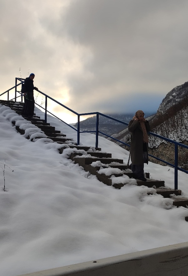 Накануне состоялась экскурсия по Аргунскому ущелью, ее организовал старший научный сотрудник отдела археологии и архитектуры Рамзан Баканаев.

Участники посетили такие локации, как: «Ворота в Аргунское ущелье», Нихалойские водопады, Ушкалойские башни, Музей Пхакоч, ну а финальной точкой стал комплекс отдыха «Ведучи».

Участники экскурсии остались крайне довольны поездкой.