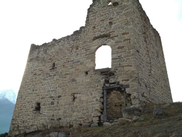 Уникальным явлением ингушской материальной культуры являются жилые башни, которые по мнению ряда исследователей, возникли из циклопических строений. Жилые башни ингуши называли г1ала, и они были самыми распространенными постройками в горной Ингушетии. В качестве жилья их использовали и в современной время, вплоть до 1942 года в них жили люди. По своему внешнему виду они отличаются от боевых башен. Строительство жилых башен датируется XII в. Кладка камня жилых башен произведена на извести. Секрет раствора с помощью которой делали кладку по настоящее время не раскрыт. Обычно эти строения состоят из двух-трех этажей, высотой они были от 10 до 12 метров.

Первые иллюстрации по ингушам и их башенным сооружениям появились в XIX в. Первые коллекции фотоснимков ингушей принадлежат Д. А. Никитину, Н. К. Зейдлицу, кавказоведу Ю.Ю. Карпову. Все они в разное время путешествовали по Кавказу. Ю.Ю. Карпов побывал в Ингушетии, в горных селениях Джейрах, Эрзи, Ляжги, Ольгетти, Бейни, Пуй, Мужичи и поднялся на Столовую гору, чтобы запечатлеть святилище Мятцели. О деятельности этих исследователей в своей работе пишет М. Албогачиева.

В представленной коллекции имеются фотографии боевых и жилых башен, виды горной местности, пейзажи, в количестве 82 фотографий, сделанных в горной части Ингушетии, 72 фотографий, отснятых в Чечне, и 14 фотографий — в Грузии. Для нас значительный интерес представляют фотографии архитектурных сооружений горной Ингушетии, сделанные в Джейрахе, Лежги, Эрзи, Ольгетти, Бейни, Пуй, Мужичи, где Ю. Ю. Карпову удалось запечатлеть все виды древних архитектурных сооружений горной Ингушетии.

В своей диссертационной работе С.Д. Сулименко дал типологию башенных сооружений, то есть показал их классификацию. Он пишет, что жилые-родовые башни - наиболее архаичный тип башенных сооружений. До XVIII вв. и даже позже жилые башни представляли архитектурное выражение мифологического синкретизма жизнедеятельности, в жилых башнях осуществлялись (или могли осуществляться) все виды деятельности: собственно жилая, хозяйственная, оборонная, сакральная.

В последнее время возрос интерес к башенным комплексам, к тайнам их строительства, что дает возможность людям, заинтересованным обращаться к различного рода источникам, позволяющим рассмотреть архитектурные детали ингушского зодчества.

Башенные строения из камня являлись надежной защитой от врагов, были долговечнее деревянных строений. Ингуши говорили: «Тепло тому, кто в башне живет и холодно тому, у кого нет своей родовой башни».

В центре жилой башни всегда находился опорный четырехгранный столб. Сложенные из очень крупных камней, в плане прямоугольные, кверху немного сужающиеся для устойчивости, жилые башни также могли использоваться как крепости
башни на уровне первого этажа, на стене были два выступающих камня, за которые привязывали лошадей. Это была коновязь.
Жилые башни разной сохранности находятся во всех селениях горной Ингушетии. Более сохранившиеся жилые башни находятся в следующих горных селениях: Эрзи, Эгикал, Бейни, Цори, Харпе, Фуртоуг, Ляжги, Салги, Лялах и т.д.
Во многих полуразрушенных жилых башнях сохранились опорные столбы четырехгранной формы с каменными подушками, которые стояли посередине башни, предназначенные для опоры балок перекрытий. К примеру, хорошо сохранившиеся опорные столбы мы можем наблюдать в жилых башнях – Харпе, Цори и т.д.