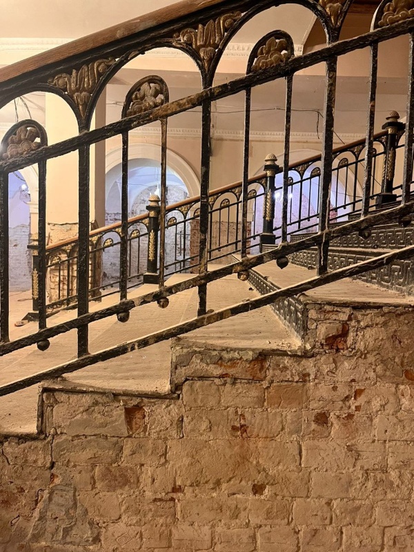 Продолжаются демонтажные работы в здании Факультета журналистики Московского государственного университета на Моховой улице, рядом с Красной площадью.

А "АСМ Групп" в Петербурге завершает проект реставрации и приспособления уникального исторического здания.