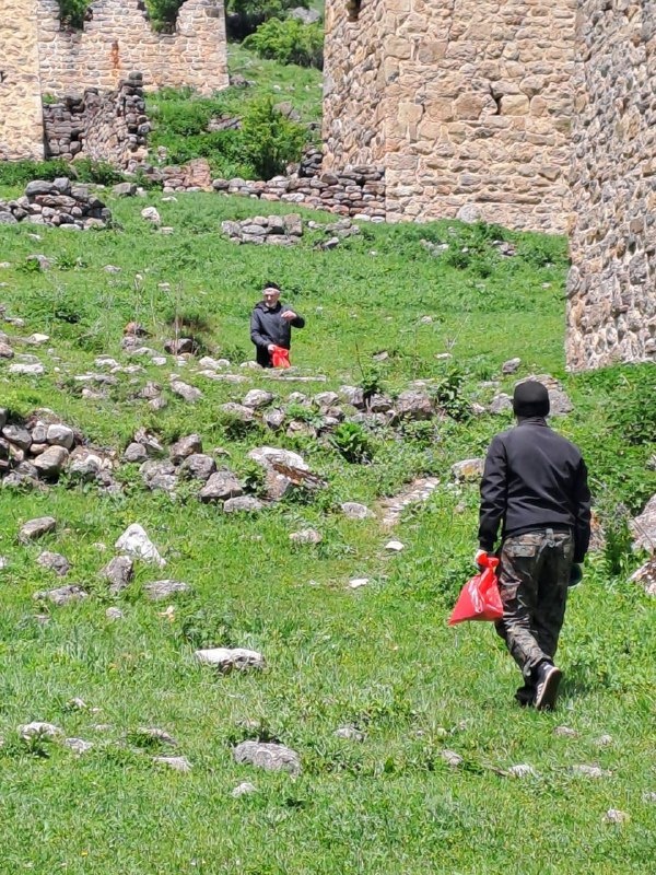 Сотрудники Джейрахско-Ассинского музея-заповедника и Комитета государственной охраны ОКН провели субботник на прилегающих территориях архитектурного комплекса «Эгикал», храмов «Тхаба-Ерды» и «Альби-Ерды». 

Сотрудниками был собран бытовой мусор и вывезен в специально отведенное место, также территория комплексов была очищена от сухостоя. 