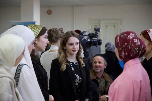 В Назрани прошла Всероссийская ярмарка трудоустройства.

Ярмарка вакансий «Работа России. Время возможностей» собрала в Назрани сотни соискателей и работодателей.

Здесь было представлено более 600 вакансий от ингушских работодателей и свыше 10 000 из различных регионов России. 

Мероприятие предложило посетителям широкий спектр услуг: от консультаций по составлению резюме до подачи заявок на бесплатное обучение.

Предварительные итоги впечатляют: 
более 80 человек получили отклики от работодателей, и эта цифра будет только расти, ведь многие анкеты еще обрабатываются.

В мероприятии принял участие и премьер-министр Ингушетии Владимир Сластенин. 

«Вопросы занятости населения - одно из приоритетных направлений нашей работы, мы всегда поддерживаем инициативы, которые помогают нашим гражданам найти достойную работу и реализовать свой потенциал» , - отметил он.