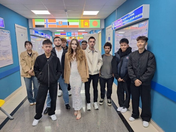 Студенты из Европы, Азии, Африки и Латинской Америки начинают свой академический путь в России, и их первым шагом стало знакомство с Пятигорским государственным университетом и его традициями.
 
Иностранных обучающихся приветствовала директор ЦМО доц. Н.М. Каширина. Она подчеркнула, что ПГУ – это не просто место для получения знаний, а большая интернациональная семья, где ценят каждого студента. «Здесь вас ждет не только качественное образование, но и насыщенная студенческая жизнь, новые друзья и уникальный культурный опыт.

Экскурсия началась с посещения главного корпуса ПГУ. Студентки 4 курса ИПРИМ группы (СПНС) 511-22: Захарина Дарья, Иноземцева Софья и Шиянова Ульяна приняли участие в организации и проведении экскурсии для иностранных студентов. Они рассказали об истории, традициях и современной жизни вуза, параллельно переводили информацию на разные языки. 

Особое впечатление на иностранных гостей произвела дружелюбная и гостеприимная атмосфера университета. В ходе экскурсии студенты задавали вопросы. Большинство из них признались, что после «путешествия по университету» у них появилось сильное желание изучать русский язык. 