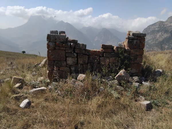 3 сентября и.о. директора Джейрахско-Ассинского музея-заповедника Ахмедхан Сампиев совершил инспекционную поездку к архитектурному комплексу «Б1арах».

«Б1арах" - архитектурный комплекс замкового типа на отроге горы Цорей-Лоам.  В 900 метрах к юго-востоку от Коали расположен Нижний Барах, а в 800 метрах юго-восточнее на гребне горного кряжа находится Верхний Барах, северо-восточнее от башенных  комплексов Герите и Таргим. Комплекс расположен на отметке 1500 м. над уровнем моря. Со всех сторон окружен горами.

Находится в Джейрахском районе Ингушетии, входит в сельское поселение Гули. Родовое село ингушского тейпа Б1арахой.

Согласно народному преданию, по одной из версий, комплекс основал в давние времена легендарный ингушский богатырь Барахо (Б1арахо-К1ант), сын Таргима. Вот что пишет об этом Ч.Ахриев в своём труде "Ингуши (их предания, верования и поверья)": "от Аэйги произошёл Барханло и основал аул Барким, от Таргима произошёл Барахо и основал аул Барах".

По другой легенде, Б1арах получил своё название от словосочетания "б1аь баьре" (100 всадников). Но эти всадники были необычными. Речь шла о воинах, которые могли молниеносно вступить в сражение. Кроме того, в случае необходимости несколько суток они могли вести осаду или дожидаться неприятеля. Так было, когда древний Барах задумывался как единый оборонительный комплекс. Сегодня Б1арах делится на два селения - комплекса - Верхний (старый Б1арах), и Нижний Б1арах. Они близки друг к другу. Сейчас комплекс почти весь разрушен, но в некоторых стенах сохранились арочные проемы и другие мелкие элементы.

Раньше здесь за высокой̆ оборонительной̆ стеной̆ стояли боевые башни. По сути, это был высокогорный̆ форпост в северной̆ части горной̆ Ингушетии. Вид из Верхнего Б1араха открывается панорамный̆. Просматриваются  ущелья и аулы от Хамхи, Эгикал, Таргим до Гаьнти, Пялинг, Ний, Никоте.

Рядом со склеповыми могильниками находятся мусульманские могилы. На стыке религий предки сохраняли преемственность и уважение к вере и почитание традиций праотцов. Устоял трехэтажный пирамидальный склеп, и рядом другой - с двускатной удлиненной кровлей. На первом сохранилось грубо, словно схематично, выполненное изображение человека. Руки лежат вдоль тела. Без оружия. Многие исследователи изучали этот склеп, пытаясь разгадать послание предков. Также в верхней части Нижнего Бараха стоит высокая антропоморфная стела, которая представляет большой научный интерес для многих исследователей (такие же стелы расположены на территории комплекса «Мяшхи»). В черте поселка также можно наблюдать столпообразное святилище.

Эта земля овеяна легендами. Из Б1араха вышли многие знаменитые ингуши. Например, Б1архой К1ант – известный̆ в народе как защитник страны, очень смелый, отважный, бескомпромиссный в борьбе со злом, а также яркие представители фамилии: религиозные деятели, участники войн, ученые, писатели, поэты, бизнесмены и спортсмены. 