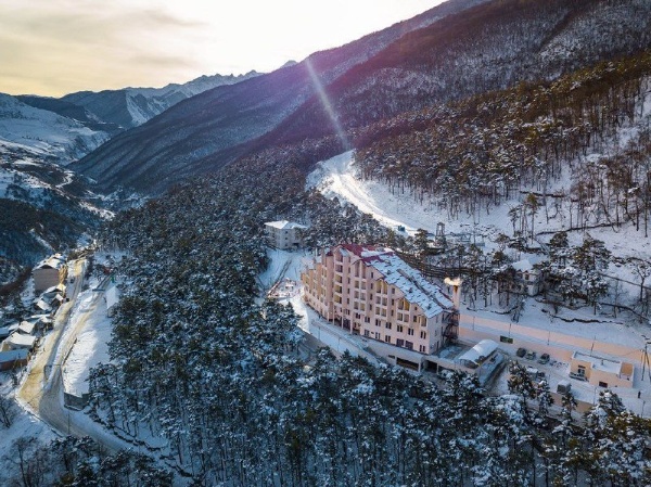 «Армхи» будущего. Перспектива на 10+ лет.

«Архыз», «Эльбрус» и «Ведучи» уже работают для гостей и на экономику. «Мамисон» готовится к запуску. Следующий на очереди — «Армхи» в Джейрахском районе Ингушетии.

Уже сейчас «Армхи» принимает 20 000+ туристов в год, и у курорта есть всё, чтобы стать ещё популярнее:

• близость от аэропортов
• целебные источники и хвойные леса
• возможности для горного отдыха

Грандиозные планы:

▪️ Модернизация пройдет в два этапа. Сначала будет построена современная креселка, далее добавлены горнолыжные километры — с 1,2 км до 3,45 км с системой оснежения, также будет возведен МФЦ и дом для ратраков. 

▪️ Обновление инженерии: электросети, водо- и газоснабжение, водоотведение, очистные сооружения. Они значительно облегчат работу будущих резидентов. Также в планах реконструкция автодорог и строительство парковок на 150 мест.

▪️ Инвесторы добавят курорту бальнеологические и бассейновые комплексы, гостевые дома и виллы на почти 900 номеров.

▪️ В далеко идущих планах — увеличить зону катания до 10 трасс, добавить подъемники для учебных склонов, построить горный экстрим-парк. И по мелочи: кинотеатр, амфитеатр, экотропы, кемпинги, концертный зал, интерактивный музей.

Ожидаемый результат:

К 2035 году курорт обеспечит работой 1200+ человек, привлечет почти млрд рублей в бюджет. Гостями станут 180 тысяч туристов в год.

