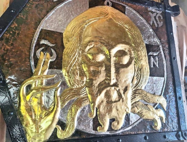 Отреставрирован и покрыт сусальным золотом прапор-флюгер "Башни Нижних решеток" Псково-Печерского монастыря. Прапор выполнен в технике горячей ковки с восполнением утрат и новым антикорозийным покрытием. При производстве работ по восстановлению исторической отделки прапора использовалось белое золото, "красное" червленое золото и золото лимонного оттенка.

Реставрация башни и прапора - по проекту "АСМ Групп".