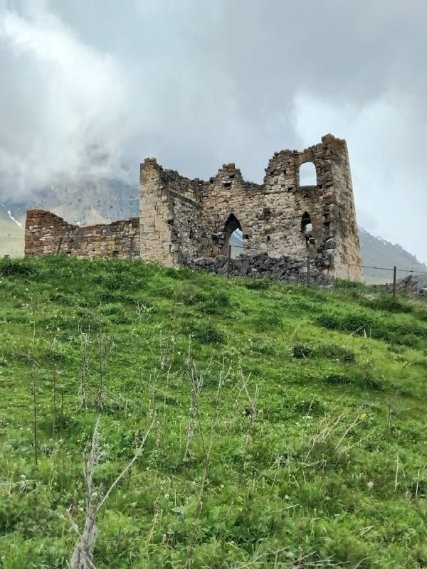 В эти дни сотрудники Джейрахско-Ассинского музея-заповедника совместно с руководителем Комитета государственной охраны ОКН Кодзоевым Т.У. совершили инспекционную поездку в Джейрахский район, к башенным комплексам «Меллер» и «Мусийкъонгикоате».

Меллер - башенное поселение в Джейрахском районе, входит в сельское поселение Гули. Расположено на юге республики, к северо-востоку от Керби, в труднодоступном ущелье. В ходе продолжающихся работ по фиксации и учёту всех объектов культурного наследия горной Ингушетии,  в комплексе выявлено и зафиксировано 1 боевая и 5 полубоевых башен, 13 жилых башен, 1 водяная мельница, 1 каменный родник, а также 30 могильников и 50 стел. На жилой башне комплекса имеются петроглифы. 

Особого внимания заслуживает сохранившийся наземный башнеобразный склеп изящного строения, расположенный на окраине поселка. Состояние склепа крайне критическое, аварийное, он находится на грани разрушения и безвозвратной потери. Склеп трехярусный, высота его 9 метров, со ступенчато-пирамидальной кровлей, с венчающим конусовидным камнем.

Повреждённое скальное  основание и обрушившиеся углы склепа, ставят под угрозу устойчивость всего объекта.   

«Это один из самых крупных сохранившихся наземных могильников на территории горной Ингушетии, - отметил руководитель Комитета государственной охраны ОКН Кодзоев Т.У., -  и его сохранение  для нас  является принципиально важной задачей. В настоящий момент начаты работы по разработке научно-проектной документации по проведению противоаварийных работ и мы будем искать источники финансирования для их успешной реализации».  

«Нам нужно приложить все усилия для того, чтобы этот объект не повторил судьбу Цоринского склепа» - добавил и.о. директора музея-заповедника Сампиев А.А.

Мусийкъонгикоате - средневековое башенное поселение Ингушетии, на его территории находится множество исторических объектов средневековой ингушской архитектуры. Расположено к востоку от «Нийкоате», боевая башня комплекса разрушена. Находится в границах территории Джейрахско-Ассинского музея-запвоедника. Подлежит государственной  охране.

 Согласно «Списку населённых местностей Военно-Осетинского округа 1859 г.» в селении Мусийкъонгийкоте находилось 15 дворов и проживало 90 человек (40 мужчин и 45 женщин).  В «Сведениях о населенных пунктах Сунженского отдела Терской области. 1891 г.» дана следующая информация: «Селение Мусиево расположено при роднике под названием „Муси-Хаст“. Дворовых мест — 12, мужчин — 52, женщин — 41. Итого: 93».