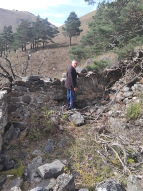 Сотрудники музея-заповедника совершили инспекционную поездку к наблюдательной башне Зем-г1ала.

Сторожевая башня «Зем-г1ала», находится в ущелье Гулой-хи, в 500 м юго-западнее башенного комплекса «Вовнушки»,   состояние руинированное, ранее была двухэтажная с хозяйственной пристройкой. Со слов местных жителей, имела наблюдательные функции.
Название Зем-г1ал, означает дословно «наблюдательная». От слова «Зем (б), — внимание, наблюдение.

Башня эта, судя по всему, была одним из звеньев мощной сигнально-оборонительной системы древней Ингушетии.