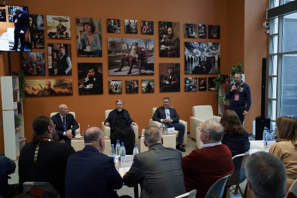 В Музейно-храмовом комплексе «Новый Херсонес» состоялся всероссийский семинар с участием Министра науки и высшего образования РФ Валерия Фалькова. 

Участники обсудили формирование социогуманитарной части единого ядра высшего образования – основу новой модели, которая объединит гуманитарные дисциплины для всех студентов вузов России.

От ПГУ в дискуссии принял участие ректор, председатель Совета ректоров вузов СКФО, профессор Александр Павлович Горбунов, подчеркнув: «Фундаментальность социогуманитарного ядра в жизненном, деятельностном плане выше фундаментальности естественнонаучного и технологического компонентов образования».