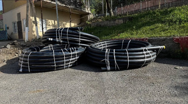 На ул. Мамилова  в с.п. Джейрах завершаются работы по прокладке нового водопровода.

На сегодняшний день проложено более 3800 метров водопроводной трубы. ( без учета отводов ).