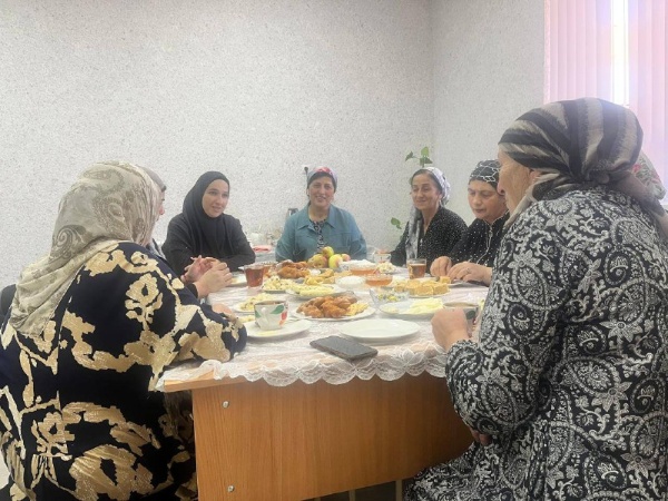 В Доме культуры с.п. Ляжги прошел вечер отдыха на тему «Семейные ценности ингушского народа». Гостями вечера стали работники и учащиеся начальной школы. 

Харсиева Радимхан и Оздоева Эсет, которые пришли на мероприятие с внуками, поделились своими семейными традициями, рассказали о том, как изменились с их детства ингушские семейные традиции и обычаи, почему это происходит, что осталось прежним. 

Учителя провели с детьми познавательную беседу о традиционных семейных ценностях ингушей, их роли в сохранении культурного кода, и важности их передачи из поколения в поколение. Ученики вспоминали ингушские легенды, в которых упоминаются семейные традиции и обычаи, отгадывали загадки, повторяли пословицы о семье.

После беседы, следуя традиции гостеприимства, работники Дома культуры пригласили гостей к столу, где было подготовлено застолье. Они рассказали детям о традиции рассадки гостей и культуре поведения за столом. Встреча проходила в тёплой дружественной обстановке, за чашкой чая.