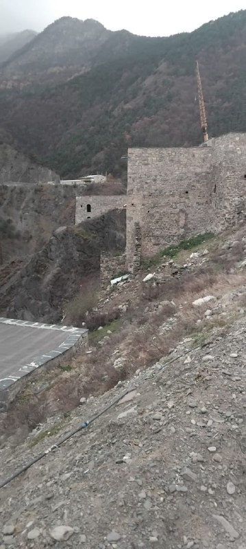 Сотрудниками Джейрахско-Ассинского музея-заповедника, в рамках плана работы – надзор за проведением реставрационных, консервационных и противоаварийных работ по сохранению историко-архитектурных объектов на территории музея-заповедника, была совершена инспекционная поездка к башенному поселению «Эбан».

Эбан – село в Джейрахском районе Ингушетии, в составе сельского поселения Бейни, расположено в начале Джейрахского ущелья, на крутом правом берегу реки Армхи в пяти километрах от Военно-грузинской дороги. Рядом находится поворот на центр сельского поселения — аул Бейни.

Башенный комплекс Эбан был разрушен во время карательной экспедиции царских войск в горную Ингушетию в 1830 г.

Некогда в этом ауле возвышались боевые и жилые башни.  

В настоящее время на комплексе идут восстановительные работы.