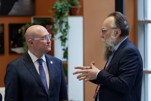 В Музейно-храмовом комплексе «Новый Херсонес» состоялся всероссийский семинар с участием Министра науки и высшего образования РФ Валерия Фалькова. 

Участники обсудили формирование социогуманитарной части единого ядра высшего образования – основу новой модели, которая объединит гуманитарные дисциплины для всех студентов вузов России.

От ПГУ в дискуссии принял участие ректор, председатель Совета ректоров вузов СКФО, профессор Александр Павлович Горбунов, подчеркнув: «Фундаментальность социогуманитарного ядра в жизненном, деятельностном плане выше фундаментальности естественнонаучного и технологического компонентов образования».