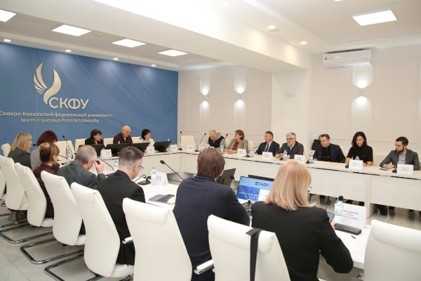 Вовлечение молодежи в развитие Северного Кавказа – основная задача Кавказ.РФ и Северо-Кавказского федерального университета.

Совещание по кадровому обеспечению туристической отрасли Северо-Кавказского федерального округа прошло на площадке Пятигорского института СКФУ. В нем приняли участие представители института развития Кавказ.РФ, ассоциации развития кадрового потенциала туристской отрасли СКФО и Северо-Кавказского федерального университета. Собравшиеся говорили о проблеме дефицита квалифицированных специалистов в курортной сфере, о растущей потребности в кадрах.

«Решить вопрос кадрового дефицита, учитывая специфику региона, можно объединив усилия власти, образования и бизнеса. Созданная нами ассоциация развития кадрового потенциала ставит перед собой задачи привлечь работодателей к формированию целевого обучения, чтобы вузы и СПО понимали, каких специалистов сейчас не хватает на рынке. Только так мы сможем насытить отрасль грамотными работниками разного уровня», - сказал Тимур Кебеков, заместитель гендиректора Кавказ.РФ.

Взаимодействие Кавказ.РФ и СКФУ ориентировано на вовлечение молодежи в развитие макрорегиона и проекты по кадровому потенциалу, в первую очередь сферы гостеприимства. В числе эффективных форматов сотрудничества — студенческие экспедиции «Открываем Россию заново», кейс-чемпионаты и инициативы, направленные на развитие туристического и инвестиционного потенциала Северного Кавказа.

«В СКФУ выстроена подготовка в сфере туризма полного цикла – от рабочих профессий и СПО до программ высшего образования.  Наша опора – практико-ориентированное обучение и синхронизация образовательных программ с реальной работой на предприятиях туриндустрии», – отметила Татьяна Шебзухова, и.о. ректора СКФУ.

Ассоциация регулярно проводит ярмарки вакансий в образовательных учреждениях и на предприятиях и уже поспособствовала заключению 140 договор о целевом обучении.

«У нас заключен ряд стратегических соглашений с региональными органами исполнительной власти, мы работаем с вузами и колледжами по всему Кавказу, проводим профориентационную работу с выпускниками школ. Мы видим заинтересованность всех сторон: бизнеса, образования, власти и самих ребят. Наша задача стать тем связующим звеном, которое объединит все усилия и поможет сформировать кадровый потенциал в регионе», - добавила Фатима Дзуцева, и.о. руководителя Ассоциации развития кадрового потенциала туристической отрасли СКФО.