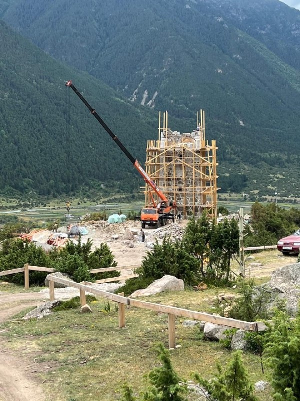 Строительство 35-метровой каменной башни в ауле Хурзук Карачаево-Черкесской республики подошло ровно к половине процесса на высоте 17 метров. Каменная башня должна стать одним из символов республики и несомненно одной из самых высоких башен Кавказа.

Проект от "АСМ Групп".
