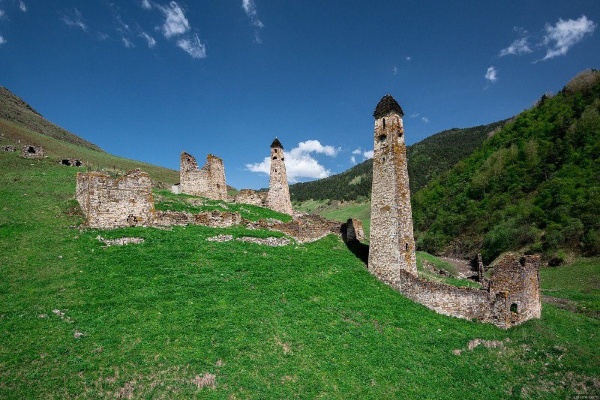 Самоназвание ингушей «гIалгIай», по мнению ряда исследователей, этимологизируется как «строитель», «житель башен». Подтверждается это и этногенетическими преданиями соседних народов, а также конструктивными особенностями архитектуры, подчеркивающими единство их происхождения.    Известные кавказоведы Е.И. Крупнов, И.В. Щеблыкин, В.И. Морковин считают, что родоначальниками башенного строительства в горной зоне, охватывающей территории современных Ингушетии, Чечни, Северной Осетии и горной части Восточной Грузии, являются предки ингушей.

Ингуши называли людей, умевших искусно обращаться с камнем, «тIоговзанче», (букв. «знающий хитрости камня»). Секреты строительного мастерства бережно хранились в семьях и передавались из поколения в поколение. Строители имели особый статус в ингушском обществе, они не подпадали даже под кровную месть, поскольку считались особо значимыми для общества людьми (мехкнах). Строительство башен требовало высокого мастерства, опыта, знаний и технических навыков.
Признанными и знаменитыми мастерами-строителями Средневековья были Янд из сел. Эрзи, Дуго Ахриев, Дяци Льянов и Хазби Цуров из сел. Фуртоуг, Баки Барханоев из сел. Бархане, Ерда Дударов из сел. Верхний Хули, Арсамак Евлоев из сел. Йовли, Хинг Ханиев из сел. Хяни, Тет-Батык Эльдиев из сел. Таргим, Баркинхоевы из сел. Верхний, Средний и Нижний Оздик.

Творения этих мастеров поражают своей монументальностью и сейчас.

Среди ученых нет единства в вопросе об их датировке, но предположительно эти архитектурные сооружения относят к XIII–XIV вв. Известный кавказовед Е.И. Крупнов писал: «Ингушские боевые башни воув являются в подлинном смысле вершиной архитектурного и строительного мастерства древнего населения края, они поражают простотой формы, монументальностью и строгим
изяществом. Боевые башни Ингушетии — высокие образцы техники и строительного искусства того времени»
О строительстве многих родовых башен остались различные предания, которые зафиксированы в ингушских сказаниях и легендах. Так, существует легенда и о строительстве башни, которую сфотографировал в разных ракурсах Ю.Ю. Карпов в 1989 г. Ингушская легенда гласит, что Чур и его четверо сыновей жили в Джерахе. Братья договорились построить боевую башню. Они положили чашу и стали возводить башню. Строитель, которого они наняли, был из галгаевцев. Он согласился воздвигнуть башню за шестьдесят быков и коров, которым было по три-четыре года. Мастер построил башню,
поставил над нею завершающий замковый камень и сказал, что не сойдет на землю до тех пор, пока ему не дадут еще одну корову сверх уговоренной платы.

Его просьбу пришлись удовлетворить, ибо, если бы его долго продержали на башне, он мог бы ослабнуть, свалиться и разбиться. По обычаю, в таких случаях хозяева несли ответственность за погибшего при строительстве и могли подвергнуться кровной мести. Получив согласие, мастер потребовал, чтобы все перешли на другую сторону ущелья, а по эту сторону оставили коров, положенных ему за работу. Просьбу мастера исполнили и позволили ему уйти с миром [Дахкильгов]. Отметим, что только сильные ингушские роды имели свои башни, поэтому к их строительству относились со всей ответственностью.
Возведение башни нужно было закончить в течение одного года, иначе род считался слабым и терял уважение в обществе.

Богата башенная архитектура горной Ингушетии и памятниками языческого периода. Святилище Мятцили расположено на вершине столовой горы на юге Ингушетии, на высоте 3000 м над уровнем моря.

Святилище было возведено в честь бога плодородия, великого обилия, благополучия и справедливости Мат-цели.

В горной Ингушетии множество склепов, и это неудивительно. Предки ингушей говорили: «Человеку при жизни нужна башня, а после смерти склеп». У всех ингушских родов были свои боевые башни и свой склепы. В склепах хоронили только представителей своего рода, чужих увозили туда, где они жили. Погребение в склепах совершали приблизительно до середины XIX в. Известны склепы различных видов — подземные, полуподземные и наземные.

Традиции обработки камня живы и в наши дни. В каждом населенном пункте равнинной части Ингушетии можно увидеть дома и заборы, построенные из горного камня мастерами каменного зодчества.

Ингушский народ бережно хранит уникальные памятники ингушского зодчества, используя полностью или частично некоторые элементы декора и композиции материальной культуры предков.

(Из научной публикации М.С.-Г. Албогачиевой, М.Т. Бежиташвили

«Башенная архитектура Горной Ингушетии» (по материалам Музея антропологии и этнографии (Кунсткамеры) РАН и Национального музея Грузии))