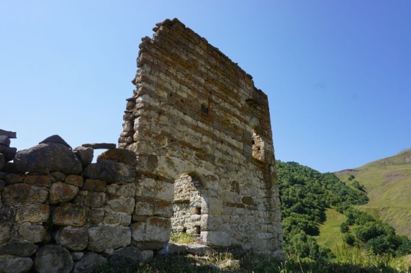 Мониторинг башенного комплекса "Кязи".

Башенное поселение " Кязи" расположено на гребне горного кряжа в начале Салгинского ущелья, северо-восточнее башенного комплекса "Лялах".

По техническому состоянию все объекты комплекса можно разделить на следующие группы:
- крайне руинированные, без возможности восстановления первоначального облика;
- руинированные постройки с сохранением основания и возможностью определения габаритов и первоначальных объемов;
- разрушенные и крайне аварийные постройки, с возможностью определения первоначальных габаритов и объемов, однако, без возможности реконструкции деталей;
- частично разрушенные постройки с возможностью полного восстановления или консервации. 

Являются выявленными объектами культурного наследия Республики Ингушетия. Подлежат государственной охране. 