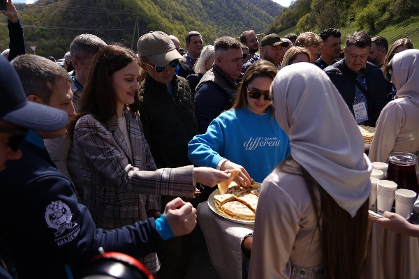 Участники престижной программы «Школа мэров» — мэры городов и главы муниципальных районов со всех регионов России посетили туристические объекты Веденского района. По словам главы администрации Веденского района Турпал-Али Абдулазизова, гостей тепло встречали национальными блюдами, песнями и танцами. Участники также посетили смотровую площадку с видом на спортивно-туристический комплекс «Кезеной-Ам» и  село Хой.

Для справки, «Школа мэров» — это всероссийская программа подготовки муниципальных управленцев, направленная на развитие территорий и улучшение качества жизни, которую реализует ВШГУ Президентской академии при поддержке Администрации Президента Российской Федерации и ВАРМСУ. 