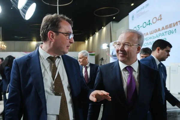 Россия и Абхазия запускают новый этап развития инфраструктуры для инвестиций.

В Сухуме в рамках Международного экономического форума «Абхазия — инвестиции в будущее» состоялся круглый стол «Роль государства в поддержке инвестиционной деятельности».

В обсуждении приняли участие представители органов власти Республики Абхазия и Российской Федерации, институтов развития, банковского и делового сообщества, а также потенциальные инвесторы. 

Российскую сторону представили заместитель министра экономического развития РФ Сергей Назаров и генеральный директор Кавказ.РФ Андрей Юмшанов.

Ключевой темой обсуждения стали механизмы, направленные на создание условий для роста инвестиционной активности и запуска новых проектов.

Сергей Назаров отметил, что за последние годы совместная работа России и Абхазии позволила сформировать базу для дальнейшего развития республики. Реализованы проекты в социальной сфере, модернизированы транспортная и инженерная инфраструктура.  

«Сегодня у Абхазии есть все предпосылки для устойчивого экономического роста — это и положительная динамика ключевых показателей, и высокий интерес со стороны инвесторов. При этом ключевая задача — не только в расширении мер поддержки, а в формировании понятных и равных условий для ведения бизнеса. Важно обеспечить прозрачные правила, при которых такие меры действительно будут работать и создавать стимулы для долгосрочных инвестиций. Это позволит сформировать устойчивую инвестиционную модель и раскрыть», потенциал экономики республики,
— подчеркнул Сергей Назаров.