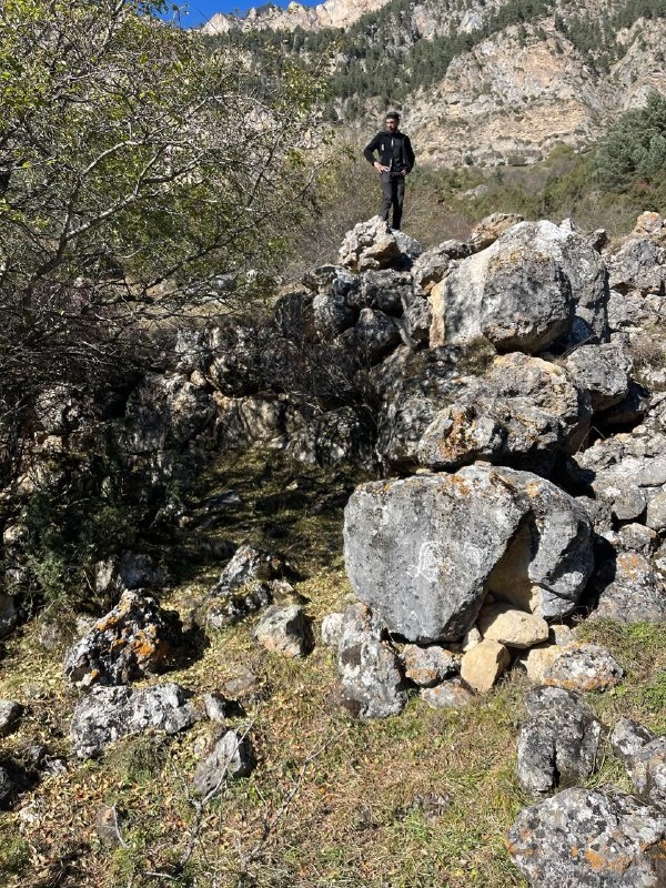 Ни дождь, ни снег, ни ветер, ни зной не отвлекают сотрудников Джейрахско-Ассинского музея-заповедника от намеченных целей. А цель такова: до конца года поставить на государственный учет все циклопические строения Джейрахского района.

В связи с намеченной целью, в эти выходные, пользуясь благоприятными погодными условиями, были проведены работы на комплексах Кели и Верхний Кели, где по предварительным данным, отмечено не менее 10 древних строений с заградительными стенами. 

Ранее аналогичные работы, по учету и фиксации циклопических строений были проведены в башенном поселении Средний Озик, где было учтено 27 строений и 3 заградительные стены.

Как мы уже отмечали, ранее на государственном учете, в статусе выявленных объектов культурного наследия республики, состояли всего лишь 14 циклопических построек архитектурного комплекса «Таргим», хотя, по предварительным данным, на территории горной Ингушетии такие постройки  отмечаются в башенных комплексах  «Эгикал»,  «Хамхи», «Кхарт», «Дошхакле», «Тори», «Озик», «Кели», «Кязи» и др.

Следующие работы планируется провести на Верхнем Озик и Дошхакле.