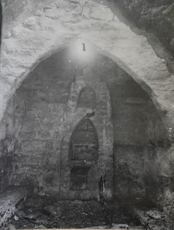 В настоящее время "АСМ Групп" начаты комплексные натурные исследования и проект реставрации Башенного комплекса Кхарт в горной Ингушетии. Уже выполнены полеты дронами, отсканированы каждый из объектов комплекса, отобраны и отправлены в научные лаборатории Петербурга пробы строительных и отделочных материалов башен, склепов и святилища.

А на фото переданные Государственным историческим музеем историкам "АСМ Групп" уникальные фотографии святилища Башенного комплекса Кхарт, сделанные ровно 100 лет назад экспедицией Е.Шиллинга.