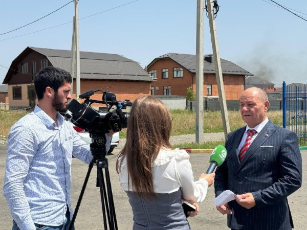 Партдесант «Единой России» в г. Карабулак в рамках Народной программы провел мониторинг благоустройства улиц Дьякова и Мира. Улицы благоустраиваются в рамках федерального партийного проекта «Городская среда». В инспекционном выезде приняли участие: депутаты Городского совета депутатов от фракции «Единой России» Арби Султыгов и Ваха Аушев, а также представитель городской администрации Магомед Мальсагов.
   
Работы проводит фирма ООО «ПИК».  Партийцы пообщались с подрядчиком объекта Тимуром Могушковым. По его словам, работы по благоустройству завершены на 90%, теперь остается только установить мусорные урны и скамейки. «Работы, проводимые фирмой ООО «ПИК», направлены на создание уютной и красивой атмосферы в городе, что способствует повышению уровня жизни горожан и общего благополучия города. Такие мероприятия по благоустройству содействуют совершенствованию городского пространства», - отметили партийцы.  