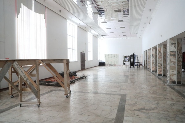 Продолжается капитальный ремонт Городского дворца культуры в Назрани.

Работы стартовали в мае 2025 года и выполняются в рамках регионального проекта «Семейные ценности и инфраструктура культуры».

Что обновляется:

Кровля и фасад: замена кровельного покрытия и реконструкция фасада.

Входная группа: ремонт главного входа и устройство новой отмостки.

Основные помещения: обновление интерьеров банкетного зала и фойе.

Инженерные системы: модернизация систем вентиляции, отопления, водоснабжения, водоотведения и пожарной безопасности.

Все работы направлены на повышение безопасности, комфорта и функциональности здания.