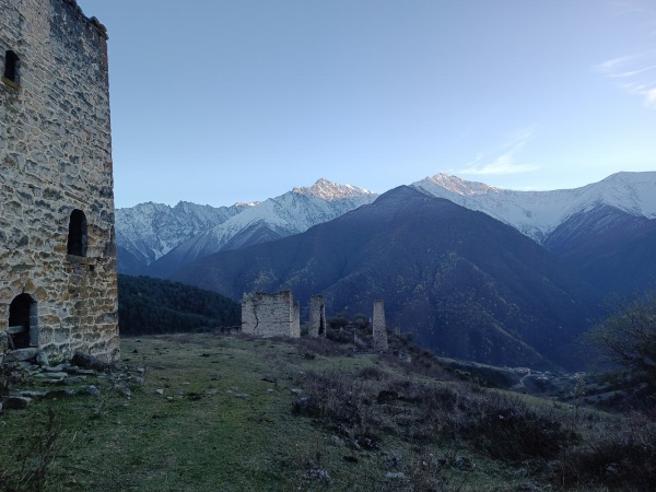 Давно не было одной из наших любимых рубрик. А работа, тем временем, всё также активно идет, экспедиции продолжаются, постепенно исследуются все новые и новые комплексы.

Каждое время года готовит свои сюрпризы. Особенность осенних экспедиций – это, конечно, туманы. Одна из последних поездок – на башенный комплекс Нийкоте. Из-за тумана видимость не превышала 25-30 метров, так что добирались буквально по приборам. В горах уже выпал снег, и на Нийкоте работа шла с перерывами – пережидали снегопад. Вообще, последняя экспедиция собрала целую коллекцию погодных явлений – утренние и вечерние туманы, снег и дождь, и все это спокойно могло уместиться в одном дне.

Кроме фотофиксации и определения геолокаций, специалисты «АСМ Групп» успели обыскать близлежащие склоны в поисках неучтенных объектов, чтобы не упустить ни один из них.

А вот на комплексе Ний команде пришлось повстречаться с весьма суровым быком, в связи с чем нашему ведущему специалисту в срочном порядке пришлось произвести тактическое отступление в ближайшую же башню.

Словом – будни исследователей! 