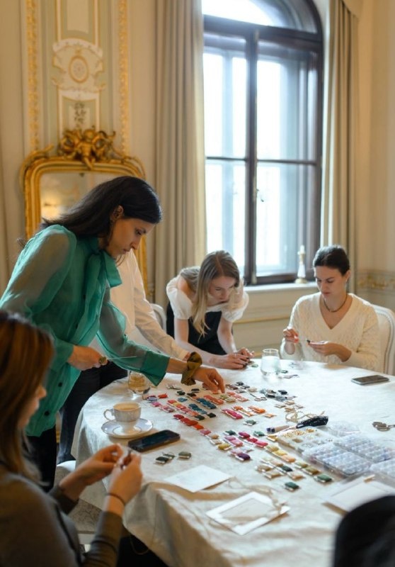 В парадных интерьерах "Особняка Мясникова", отреставрированному по проекту "АСМ", проходят различные мастер-классы. За чашкой кофе или чая, под чутким руководством мастеров креативной студии LAVR можно создать индивидуальную брошь или заколку-цветок из шелка, а также другие украшения.

Ближайший мастер-класс - 22 июня.