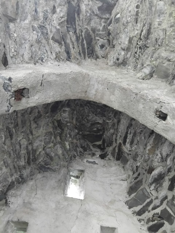 В рамках плана работы по визуальному осмотру технического состояния объектов культурного наследия, сотрудниками Джейрахско-Ассинского музея-заповедника была совершена инспекционная поездка к храму-святилищу «Итаз-Ерда».

Итаз-Ерда - один из самых крупных храмов-святилищ горной Ингушетии, находится южнее посёлка Ольгети, на склоне лесистой горы бокового ущелья р. Арчхи Джейрахского района Ингушетии. В ходе проведенного визуального осмотра, нами было установлено неудовлетворительное состояние памятника, несмотря на то, что он сохранился на всю высоту. 

Размеры в плане: 4.97×10.34 м., высота 4.52 м. Сооружение в плане прямоугольное, вытянуто с востока на запад. Стены выложены из грубо обработанных камней на известковом растворе. Снаружи покрыты известковой обмазкой. Пол без покрытия. 

Памятник был исследован в 1969–1970 годах. Внутри нашли большое количество рогов жертвенных животных (быков, туров, косуль, коз, оленей), а также железные наконечники стрел и фрагменты керамики.

Сейчас храм частично обрушен. Состояние аварийное, ранее работы по сохранению не проводились. Требуются ремонтно-восстановительные  работы. 

История каждого села связана с какой-либо легендой или преданиями. Помимо предания о выдающейся личности, чьим именем назван этот храм,  существует еще одна старинная история, которое передается жителями селения Ольгетти из поколения в поколение. Сказание гласит, что на этом месте, где расположен храм, категорически нельзя вырубать деревья, так как это место считается сакральным (также, как и все места, где располагаются храмы-святилища) : срубивший дерево должен скоро умереть. Жители близлежащих селений и до наших дней продолжают верить в это предание, и до сих пор не решаются рубить кустарники и деревья в этом поистине священном месте.