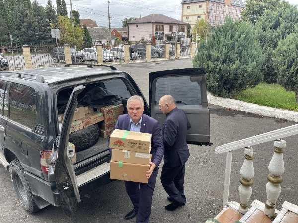 Сегодня, 3 октября, в Ингушский государственный музей краеведения им. Тугана Мальсагова представители Института археологии Кавказа привезли вторую партию артефактов - более 800 археологических предметов, обнаруженные во время реконструкции федеральной автодороги «Кавказ» в Гамурзиевском административном округе в 2018 г., и которые до сих пор хранились у них.

Музею были переданы археологические раскопки глубокой старины в виде предметов быта, керамики, орудий труда, ювелирных украшений и т.д., представляющие северокавказскую культуру, а также артефакты, относящиеся к Кобанской культуре и Аланской эпохе.

В мероприятии принимали участие руководители и сотрудники компетентных организаций, исследователь – архивист Берснако Газиков, археолог  Умалат Гадиев, историк-краевед Руслан Куркиев и др.

Напомним, что в 2018 г. во время раскопок было обнаружено более 4000 предметов глубокой старины, представляющие большой научный интерес, первая партия которых, в количестве 200 предметов были переданы в конце августа текущего года, а работа по возвращению оставшейся части продолжается, благодаря взаимному соглашению сторон о возвращении всех находок на свою историческую родину.