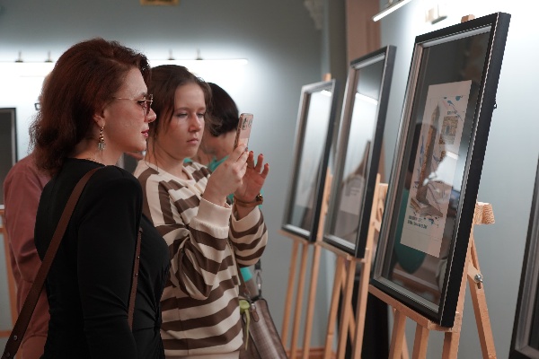 В Доме национальностей на Моховой ул., открылась выставка «БАШНИ ЧЕЧНИ – КАМЕННЫЕ СТРАЖИ. Архитектурное наследие сквозь века».
Автор представленных работ — старший научный сотрудник ГБУ «Аргунский музей- заповедник — Тамирлан Солтагиреев.

Уникальное каменное зодчество Чечни – яркое наследие древней материальной культуры.

Открывшаяся выставка включает серию из двадцати пяти графических акварельных зарисовок объектов культурного наследия, расположенных на территории Аргунского музея-заповедника в горной части Чеченской Республики.

В 2015-2024 годах на этих объектах проведены работы по реставрации и приспособлению для современного использования при финансовой поддержке Министерства культуры Российской Федерации и по поручению главы Чеченской Республики Рамзана Кадырова.

Выставка в Доме национальностей проводится КГИОП СПб при поддержке Комитета по межнациональным отношениям и реализации миграционной политики в Санкт-Петербурге и Российской ассоциацией реставраторов.
Посетить выставку можно каждые понедельник и среду в 17:00 до 31 января 2025 года.