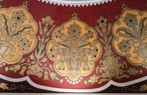 Первый павильон "Главтабак" появился на территории ВДНХ еще в 1939 году, но позже был демонтирован. Здание в нынешнем виде было построено в 1954 году по проекту арх. К.М.Смирнова и художника В.С.Кондратьева. Павильон изначально был посвящен табачной промышленности СССР, но в разные годы там размещались экспозиция "Бытовое обслуживание населения", представительство губернатора Саратовской области и кафе с верандой, а с 2017 года здание было закрыто на реставрацию.

Сейчас работы по реставрации 35 павильона ВДНХ близки к завершению. Одной из главных вех стало возвращение на крышу здания его исторического украшения - позолоченного шпиля с фирменной эмблемой. Высота шпиля около 9 метров, а диаметр превышает 3 метра. Конструкция собрана из 160 элементов и покрыта сусальным золотом. Помимо шпиля павильону вернули более 10 000 керамических изразцов на фасады, отреставрировали уникальную хохломскую роспись на потолке и фризе, воссоздали мозаичный пол в технике терраццо, а также заново изготовили металлическую люстру диаметром свыше 3 метров. 

После завершения работ в павильоне "Главтабак" откроется клуб чайной культуры.