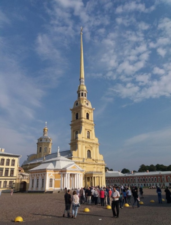 10 июня 1712 года в Санкт-Петербурге началось строительство нового каменного Петропавловского собора по проекту арх. Доменико Трезини. Он пришел на смену деревянной церкви, заложенной в 1703 году. Новый собор стал архитектурной доминантой города и с 1725 года усыпальницей российских императоров. До 2012 года собор высотой 122,5 метра был самым высоким зданием Санкт-Петербурга, а до 1952 года - самым высоким в России.