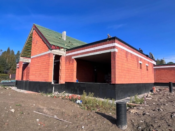 Продолжается строительство нового коттеджного поселка в деревне Сярьги Ленинградской области по проекту "АСМ Групп". 10 разных индивидуальных коттеджей будут расположены в живописном месте с полной инфраструктурой.