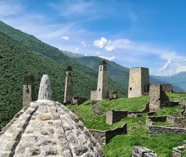 Башенная архитектура Ингушетии в трудах исследователей и учёных.

В середине XVIII века грузинский историк Вахушти Багратиони, посещая труднодоступные горные районы, отмечал, что ингуши «умеют строить из камня на извести и из них воздвигают дома, башни и укрепления».

В XVIII- начале-XIX вв. появляются работы научно-исследовательского характера. Этнографические исследования, появившиеся в этот период, тесно связаны с изучением памятников каменного зодчества ингушей и других народов Кавказа.

В научных экспедициях на Северном Кавказе принимали активное участие такие ученые как – П.С. Паллас, Г.Ю. Клапрот, И.Л. Гюльденштедт, Ф. Паррот, М. Энгельгарт, которые позднее обращались к исследуемой проблеме.

В начале XX вв. начался советский этап изучения памятников горной Ингушетии и этот период был представлен трудами –А.Ф. Голдштейна, Л.П. Семёнова, И.П. Щеблыкина, Е.И. Крупнова, В.П. Кобычева, А.И. Робакидзе, М.М. Базоркина и др.

В 1925-1932 г. археологические и этнографические экспедиции в горах Ингушетии проводил ученый Л.П. Семенов. В своих отчетах он писал: «В ингушских памятниках отражена смена трех религий, последовательно сменявших одна другую: языческую (наиболее древняя), христианскую (начавшая проникать в XII в.), мусульманскую(проникшая в XVII в.).

Значительную роль в изучении памятников археологии горной Ингушетии сыграл Е. И. Крупнов под руководством, которого в Ингушетии проводились работы археологических экспедиций Государственного исторического музея (ГИМ). В ГИМе были напечатаны его первые научные труды, посвященные древней и средневековой Ингушетии.

Общее описание боевых и жилых башен, замковых сооружений, храмов, склепов и святилищ дает художник-этнограф И.П. Щеблыкин,  участвовавший в экспедициях в горную Ингушетию вместе с Л.П. Семеновым.

На современном этапе изучения параллельно с исследованиями М. Мужухоева, Д.Ю. Чахкиева появились труды ученых – Р. Мунчаева, В.И. Марковина, В.Б. Виноградова, В.Х. Тменова, И.М. Мизиева и многих других.

Среди этих исследований особо следует отметить монографию В.И. Марковина, в которой даются описания традиционной архитектуры Ингушетии и других регионов Северного Кавказа.

Открытые им циклопические строения горной Ингушетии, датировка ряда поселений в горах, уходящих корнями в III тыс. до н. э. и многое другое имеют важное научное значение.

Изучение памятников горной Ингушетии дает нам определенное представление об экономической и социальной дифференциации общества. Эти памятники свидетельствуют о связях с другими народами Кавказа.
