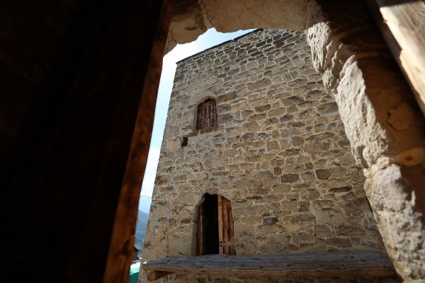 В Ингушетии завершены работы по восстановлению родового башенного комплекса рода Ахильговых «Гоуст», расположенного на склоне горы «Маьт-Лоам» в Джейрахском районе. 

Глава республики Махмуд-Али Калиматов и основатель фонда «Возрождение» Микаил Гуцериев лично посетили исторический памятник и оценили качество проведённой работы. 

Комплекс «Гоуст», состоящий из трех башен, объединенных каменным забором,  находился в полуразрушенном состоянии. 

Отсутствовали крыши и перекрытия, на стенах были трещины.  

Благодаря  фонду «Возрождение» комплекс «Гоуст» восстановлен и имеет свой первозданный вид. 

Теперь этот исторический памятник снова украшает горный пейзаж Ингушетии, являясь  наглядным примером бережного отношения к  культурному наследию республики.